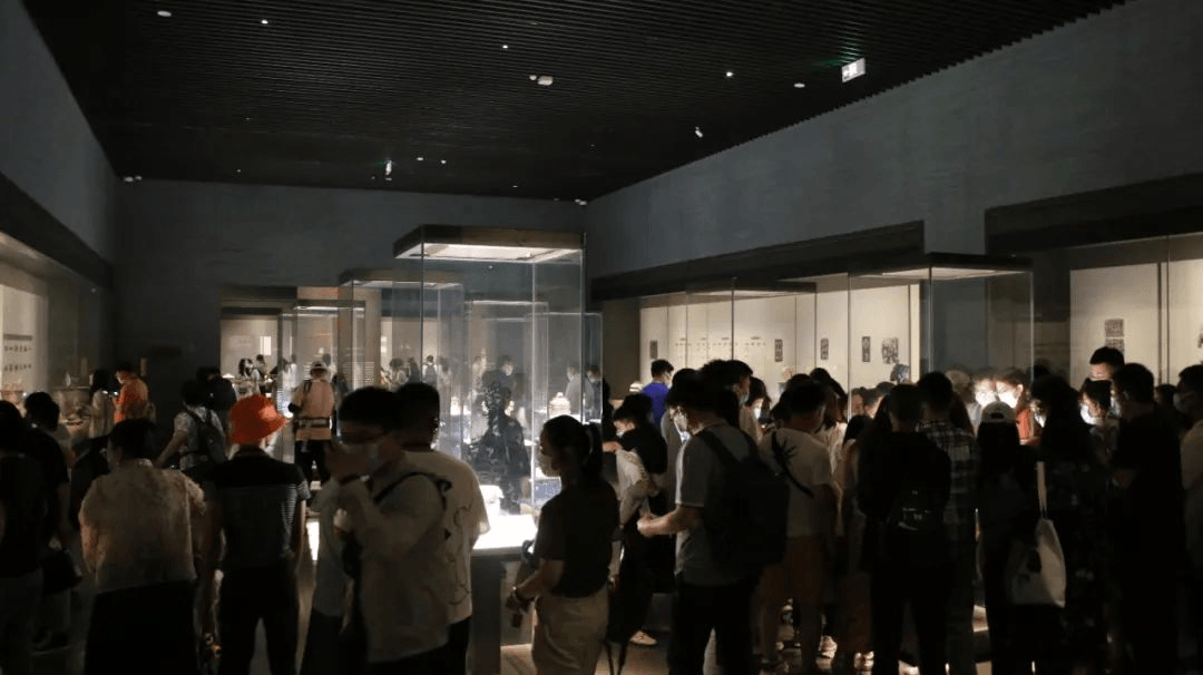 暑期观展高峰来临，展厅和展柜环境如何稳定管理？